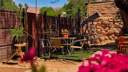 Um jardim em Hostal Perita