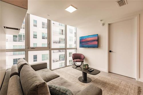 Exclusive Condo w Beautiful City Views and Full Amenities! photo 5