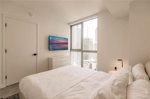 Exclusive Condo w Beautiful City Views and Full Amenities! photo 4