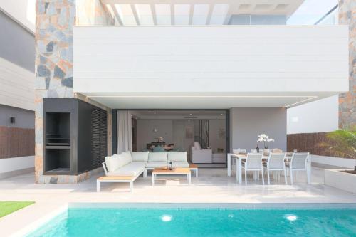 Bazén v ubytování Villa Almendro Santa Rosalia Lake and Life Resort by PREMIUM SPAIN PROPERTIES nebo v jeho okolí