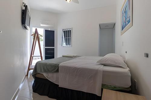 a bedroom with a bed in a room with a ladder at Casa com Piscina climatizada , Jacuzzi 4 Quartos. in Bertioga