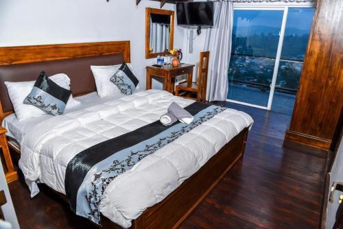 Postel nebo postele na pokoji v ubytování The Loversleap Resort Nuwara Eliya