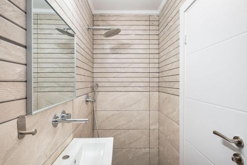 Koupelna v ubytování Luxury Small Unit with Mamad