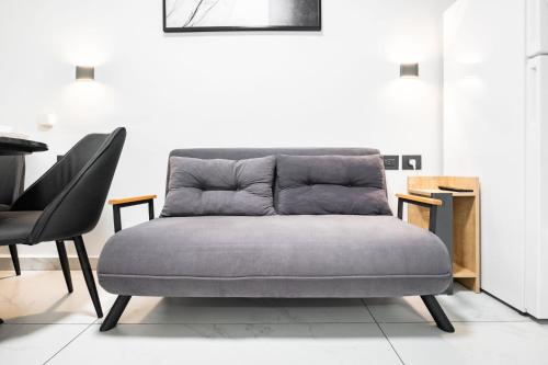 Posezení v ubytování Luxury Small Unit with Mamad