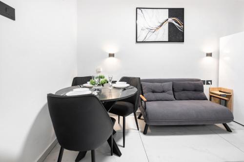 Posezení v ubytování Luxury Small Unit with Mamad
