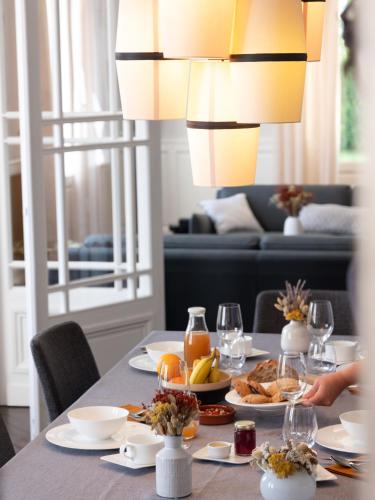 een eettafel met eten en drinken erop bij Bed & Breakfast du château Grand Corbin in Saint-Émilion