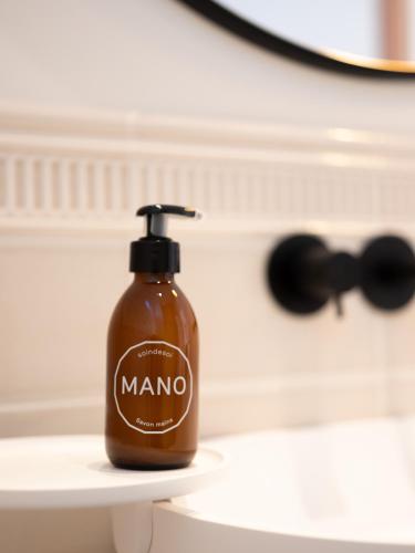 une bouteille de savon mimo assise sur un lavabo dans l'établissement Château Grand Corbin, à Saint-Émilion