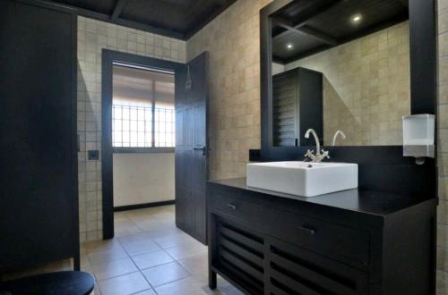a bathroom with a sink and a mirror at Casa Ecuestre Carmen Martínez in Fuente Palmera