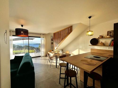 un salon avec une table et une salle à manger dans l'établissement Duplex Tour d'Omigna Cargèse, à Cargèse