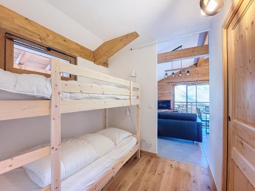 une chambre avec deux lits superposés dans une pièce dans l'établissement Snow Roc B302, à Saint-Jean-dʼAulps