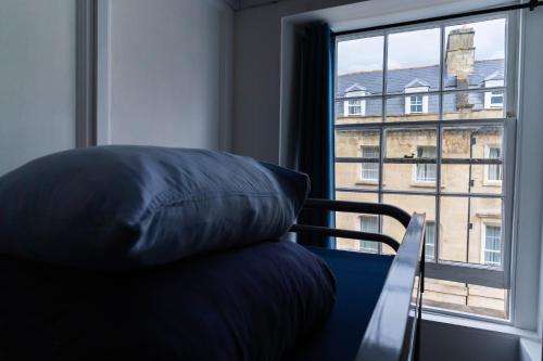Ruang duduk di Bath Backpackers