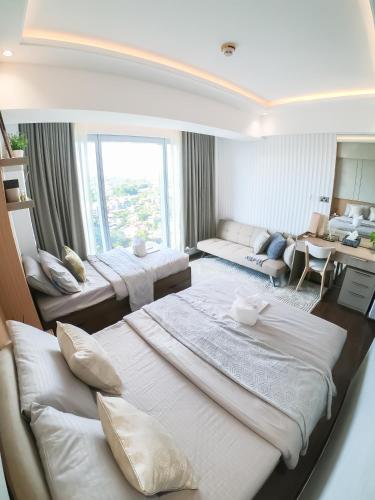 1 Bedroom Apartment in Aeon Towers I City Views I Free Wi-fi, Gym and Poolにあるベッド