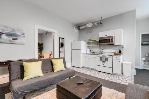 a living room with a couch and a kitchen at G5 KING BED central location museums FREE PARKING in Richmond