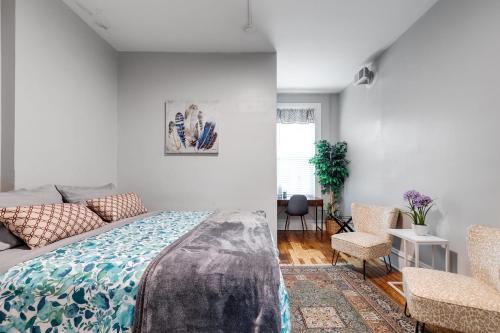 a bedroom with a bed and two chairs at G5 KING BED central location museums FREE PARKING in Richmond