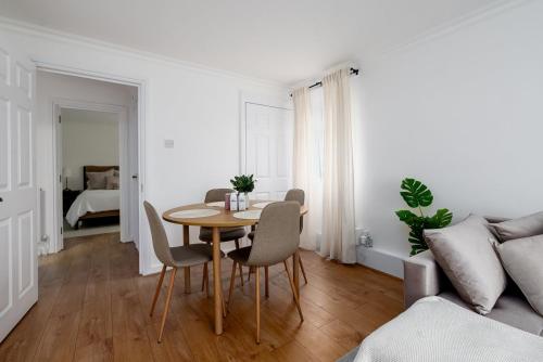 a living room with a table and chairs and a couch at GuestReady - Relaxing retreat near Tower Bridge in London