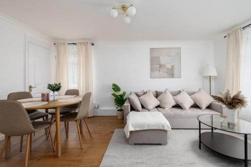 a living room with a couch and a table at GuestReady - Relaxing retreat near Tower Bridge in London