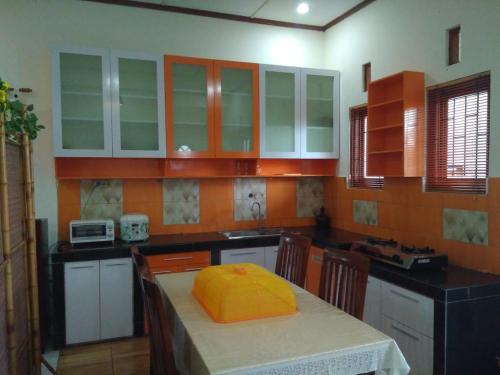 Η κουζίνα ή μικρή κουζίνα στο Alisari homestay