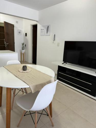 TV a/nebo společenská místnost v ubytování Monoambiente