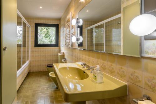 Ένα μπάνιο στο Ca La Iaia Casa con piscina y jardín