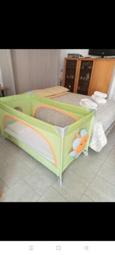 a childs bed with a green and orange bed frame at La villa di campagna in Pisticci