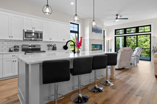Dapur atau dapur kecil di Indigo Meadow at the Ridge by Simple Life Rentals