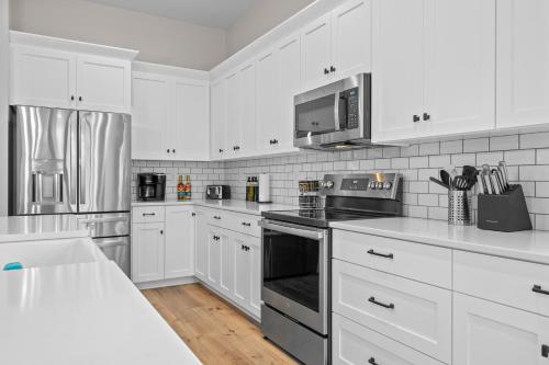 Dapur atau dapur kecil di Indigo Meadow at the Ridge by Simple Life Rentals