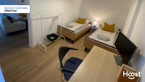 ein kleines Zimmer mit einem Schreibtisch und einem Bett in der Unterkunft H4 Family apartment, central, quite, modern in Zürich