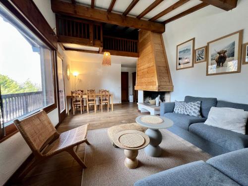 un salon avec un canapé et une table dans l'établissement Arbois, à Megève