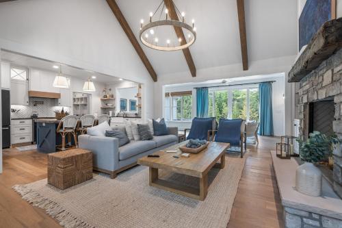 a living room with a couch and a table at Vita Huset by Simple Life Rentals in Sister Bay