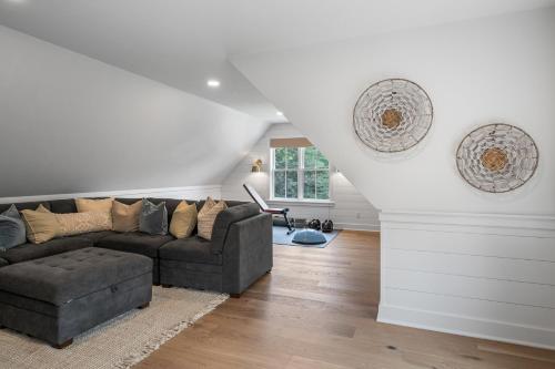 a living room with a couch and a chair at Vita Huset by Simple Life Rentals in Sister Bay