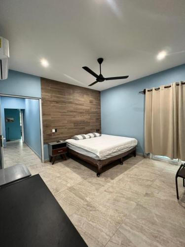 a bedroom with a bed and a ceiling fan at Casa Cristina Mamá Regañona in Bahías de Huatulco