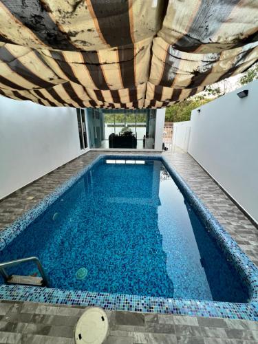 a swimming pool with a ceiling with blue water at Casa Cristina Mamá Regañona in Bahías de Huatulco