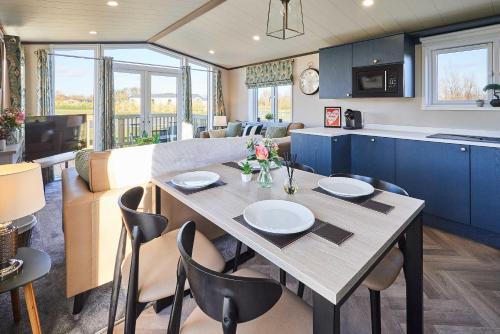 Η κουζίνα ή μικρή κουζίνα στο Host & Stay - Kinara Lodge