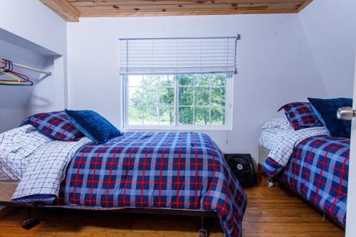 a bedroom with two beds and a window at Lazy Daze Lagoon by Simple Life Rentals in Sturgeon Bay