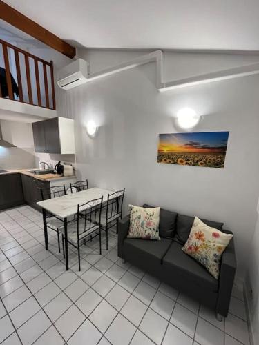 un salon avec un canapé et une table dans l'établissement Maison au pied des Alpilles, à Eyguières