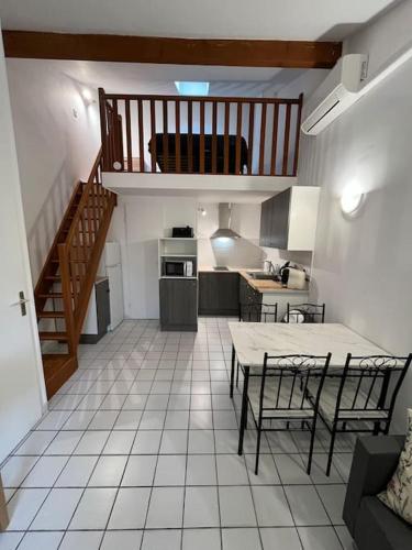 un salon avec une table et des chaises et une cuisine dans l'établissement Maison au pied des Alpilles, à Eyguières