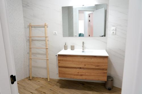 un bagno con lavandino e specchio di Alojamiento El Cautivo a Las Pedroñeras