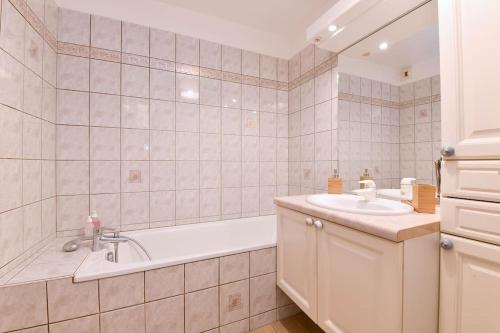 une salle de bain avec une baignoire et un lavabo dans l'établissement Fairytale- 6 guests 90m2 3BR Little Venice, à Colmar
