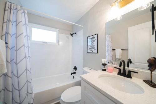 North Camellia AcresにあるOV Mosaic Suites - Sereneの洗面台とトイレを備えた白いバスルーム