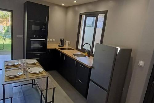 una cucina con 2 lavandini e un frigorifero di La Kaz Ti Mamzelle a Saint-Joseph