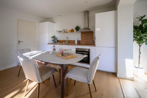 Una cocina con una mesa y sillas en una habitación. en OIQIA • Clarisse • Ivoire, en Castres