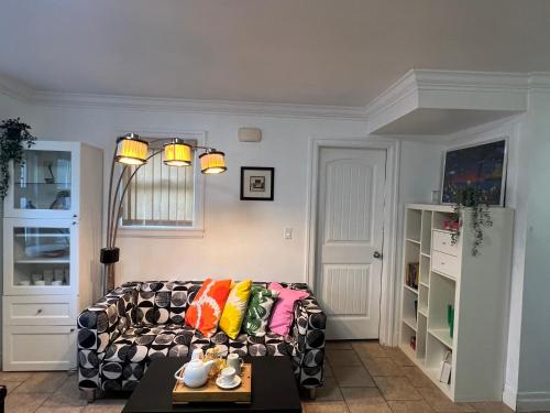 TV a/nebo společenská místnost v ubytování Two Bedrooms- A Warm House