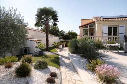 APPARTEMENT INDÉPENDANT 80M² DANS VILLA