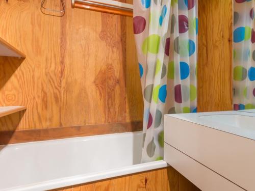 une salle de bain avec un lavabo et un rideau de douche dans l'établissement Studio divisible chaleureux proche des pistes avec balcon - FR-1-181-2535, à La Plagne Tarentaise