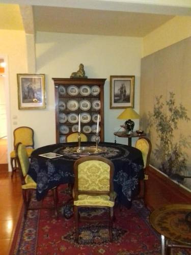 - une salle à manger avec une table, des chaises et un casier à vin dans l'établissement beau temps aux Champs Élysées, Tour Eiffel, à Paris
