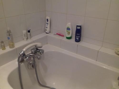 d'une baignoire avec un robinet et d'autres articles de toilette. dans l'établissement beau temps aux Champs Élysées, Tour Eiffel, à Paris