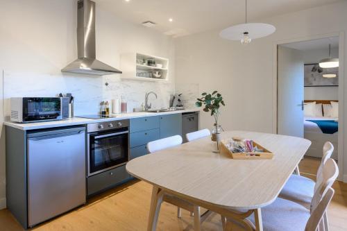 une cuisine avec une table et une salle à manger dans l'établissement OIQIA • Clarisse • Pastel, à Castres