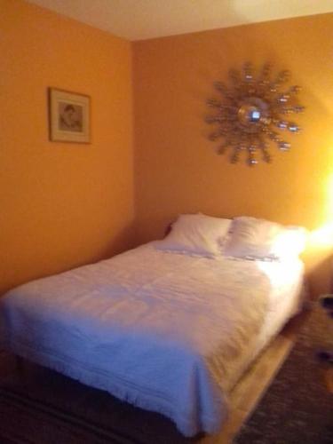 une chambre avec un lit et un miroir au mur dans l'établissement beau temps aux Champs Élysées, Tour Eiffel, à Paris