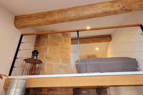 - un miroir au plafond dans l'établissement Grand Studio Cosy au Cœur de Montpellier, à Montpellier