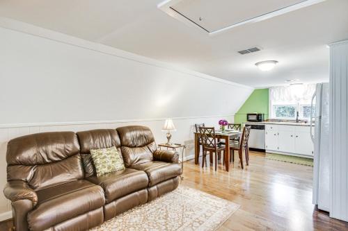 エイキンにあるAiken Apt with Garden-View Balcony Half-Mi to Dtwn!の革張りのソファとテーブルのあるリビングルーム